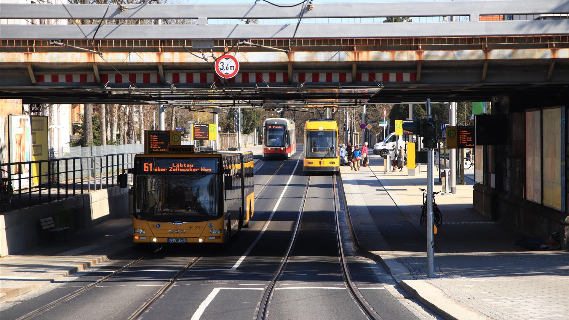 Bus unter Unterführung Oskastraße zur Deutsch Bahn Trasse Dresden - Prag