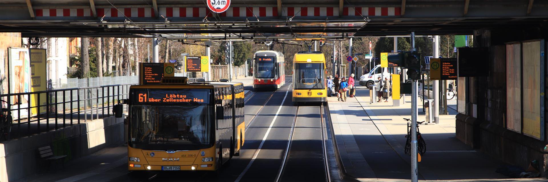Bus unter Unterführung Oskastraße zur Deutsch Bahn Trasse Dresden - Prag