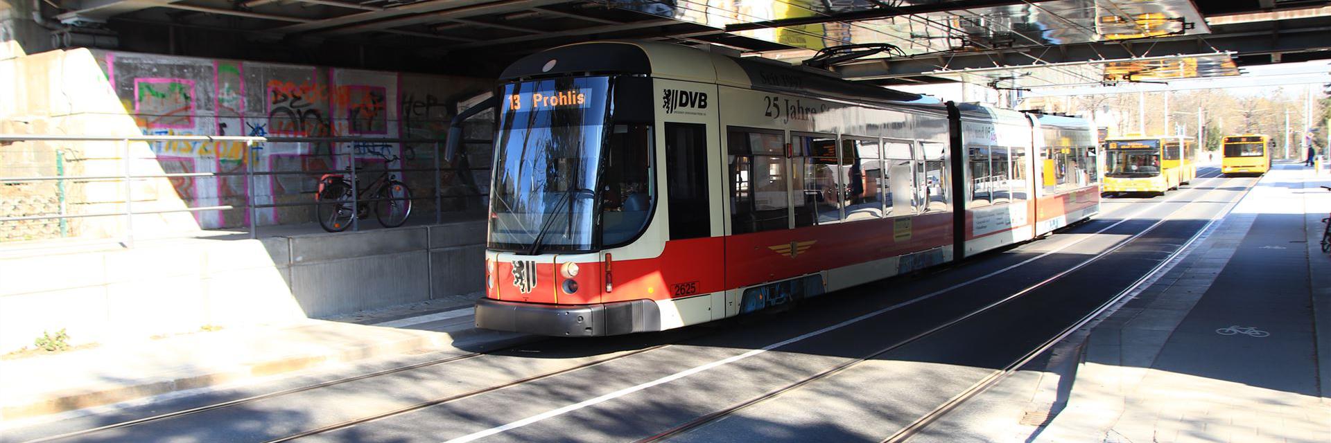 Straßenbahn unter der Querung zur DB AG